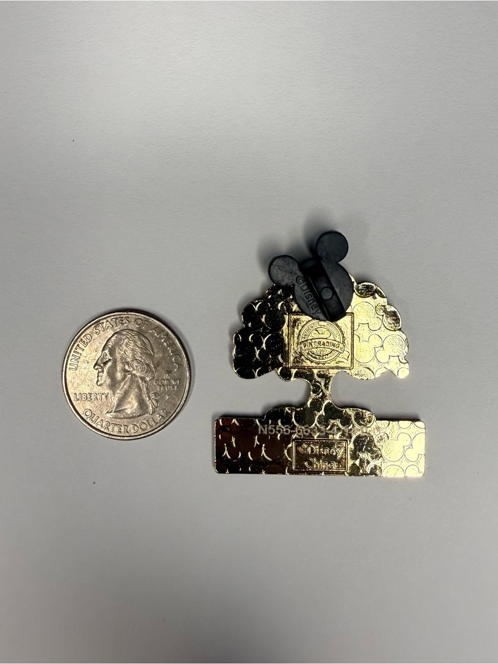 Disney exclusive Golden Oak Club Pin- Rare - Picture 2 of 2